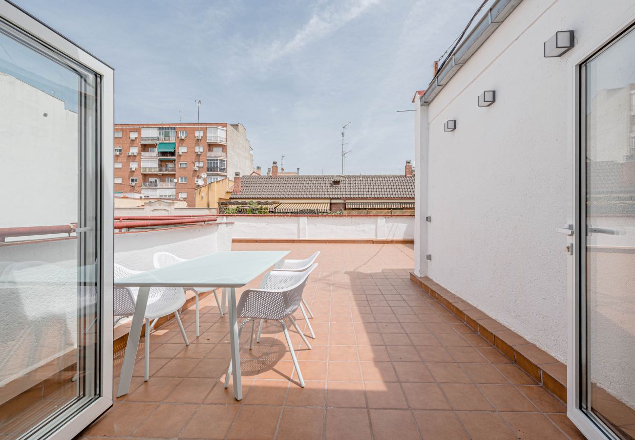 Apartment in Madrid - Precioso ático con terraza en Azca by SharingCo 