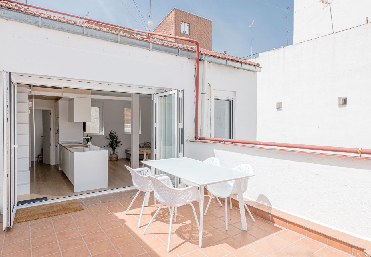 Apartment in Madrid - Precioso ático con terraza en Azca by SharingCo 