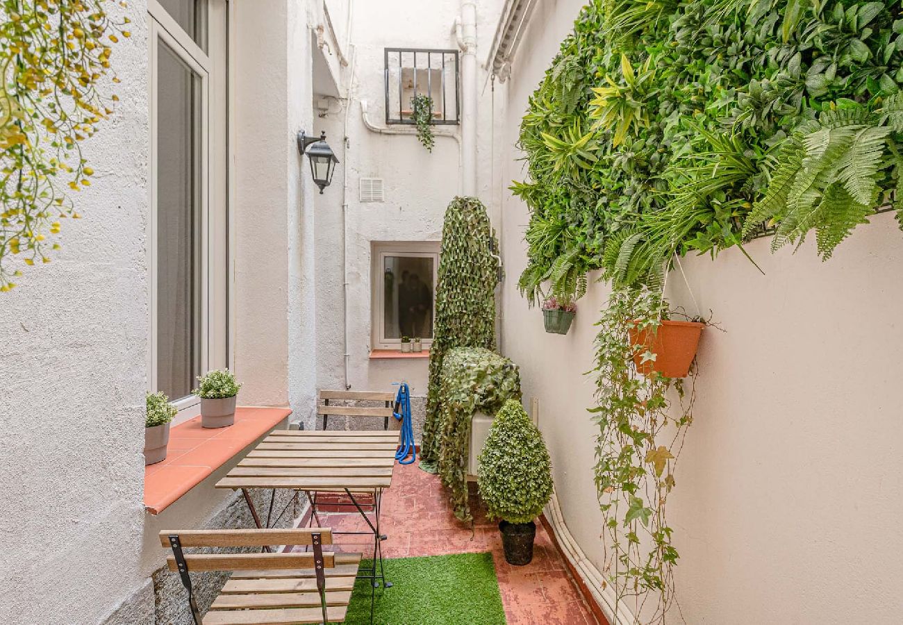 Apartment in Madrid - apt with beautiful inner courtyard in the center of Madrid by Sharing Co. 
