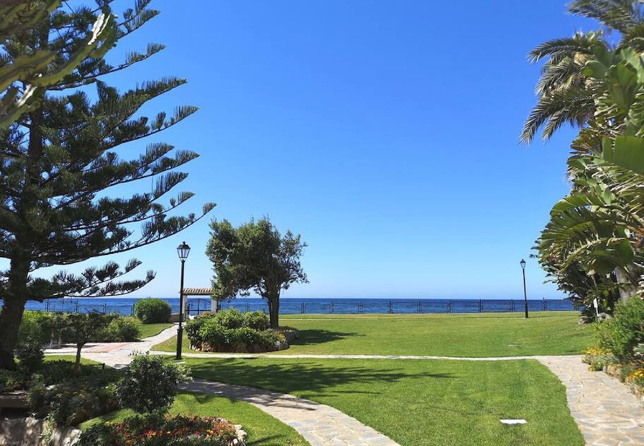 Apartment in Marbella - Amazing 3bedroom flat with seafront views + pool by Sharing Co. 
