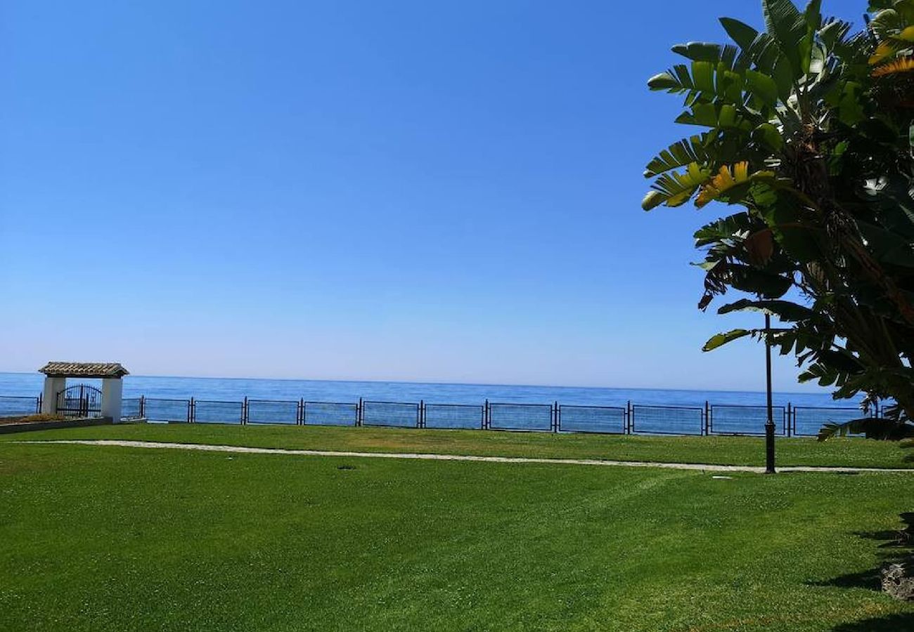Apartment in Marbella - Modern apartment with pool on the beachfront in Marbella by SharingCo 